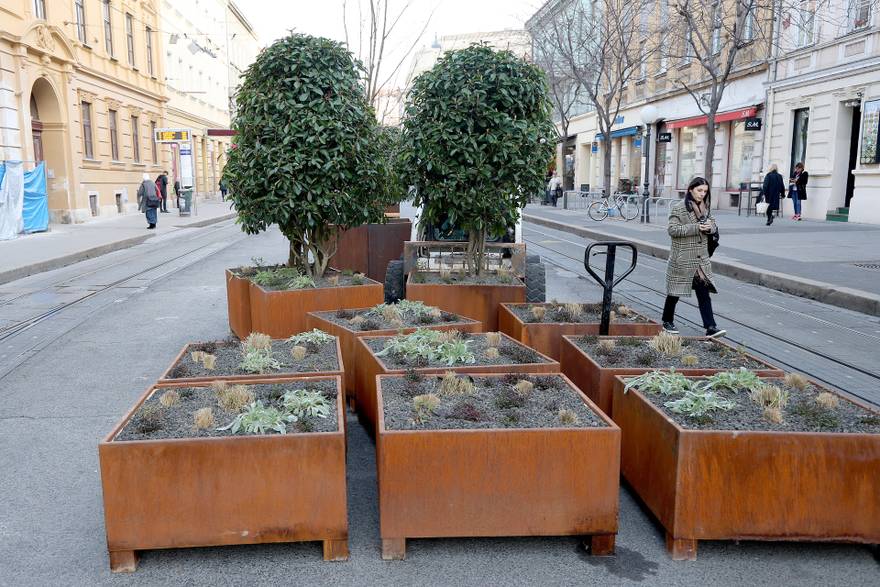 Zagreb: U Draškovićevoj ulici postavljene nove žardinjere s klupicama
