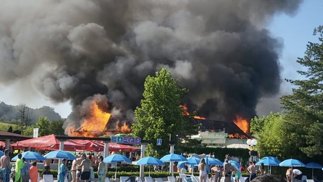 VIDEO Gori u termalnom parku uz hrvatsku granicu. Vatrogasci na terenu: Eksplozija u kuhinji?