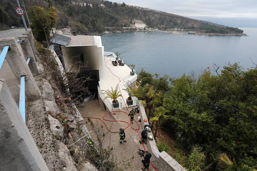 Opatija: U garaži luksuzne vile izgorjela tri skupocjena vozila