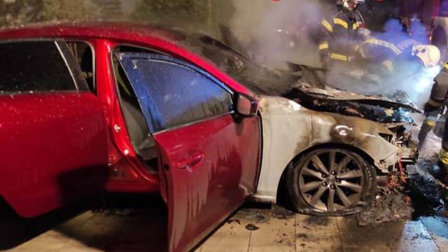 U Višnjevcu kod Osijeka noćas izgorio auto, a drugi je oštećen