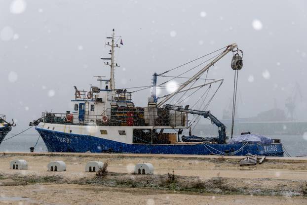 U Puli od ranog jutra pada gusti snijeg