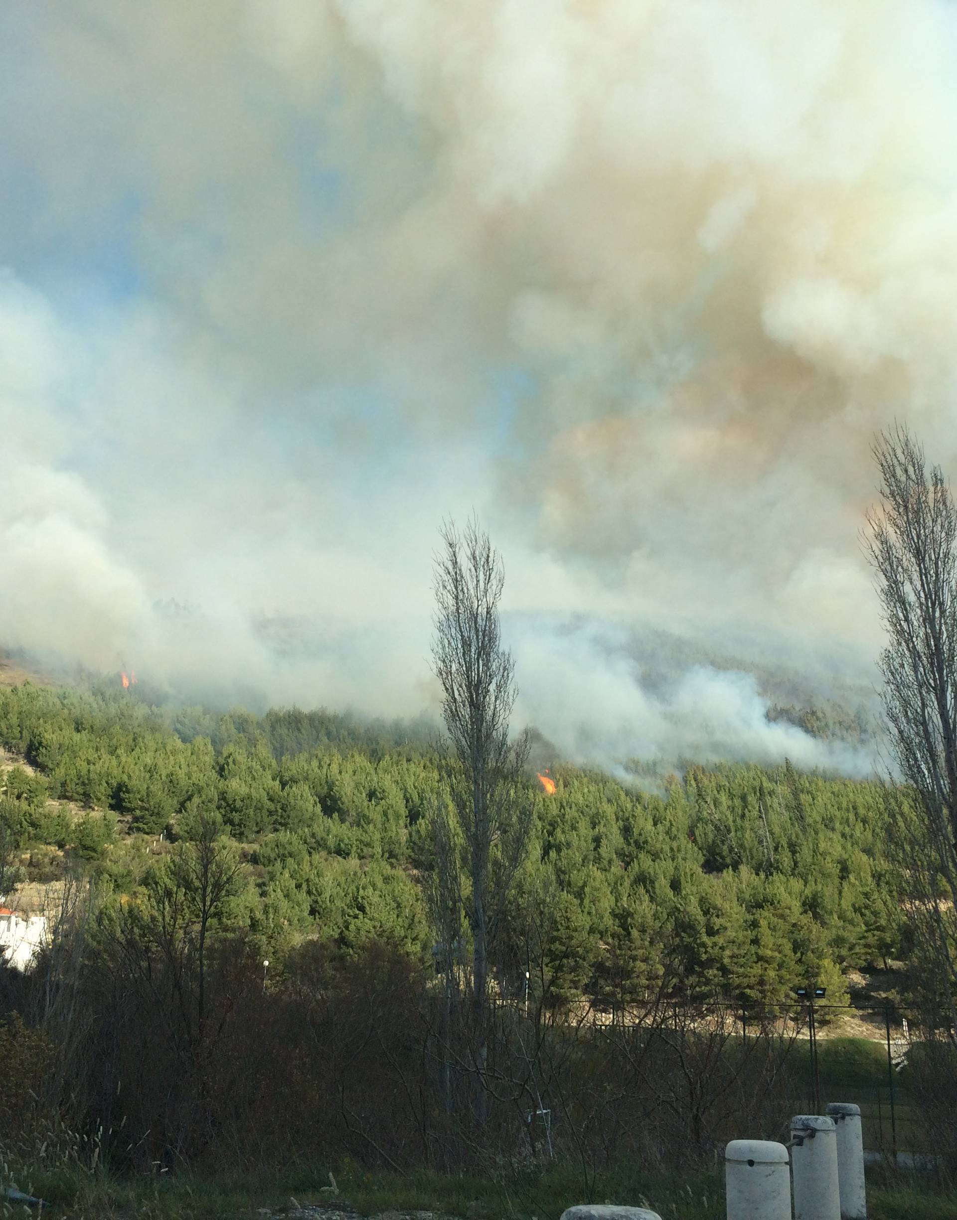 Požar ide prema naselju, gase i jedan kanader te air tractor