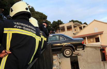 Bizarna nesreća u Šibeniku: BMW-om umalo uletio u sobu