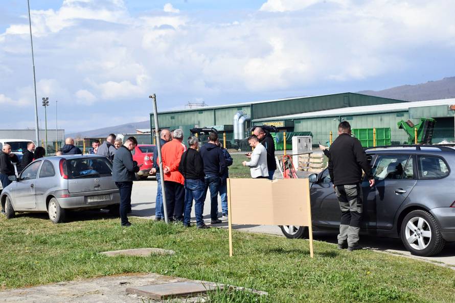 24sata Kutjevo: Mještani već treći dan blokiraju prilaze kompostani iz koje se širi nepodnošljiv smrad