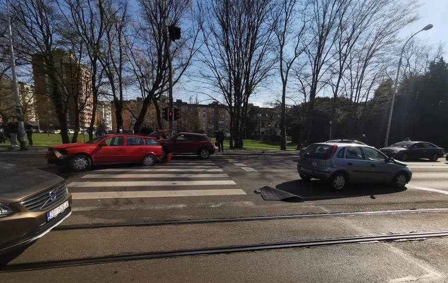 Sudar tri auta kod Zoološkog u Zagrebu: 'Baš je grdo izgledalo, nadam se da su  svi dobro...'