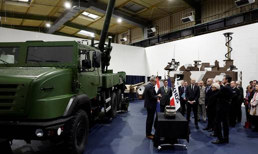 FOTO Ovo je francuska haubica koju kupujemo: Može ispaliti 6  granata u minuti. Ovo je cijena!