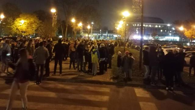 Prosvjed roditelja u Zagrebu zbog ukidanja mjere roditelj odgajatelj: Došli su s djecom