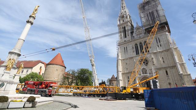 Zagreb: Građani u prolasku fotografiraju katedralu čiji je sjeverni toranj jučer uklonjen
