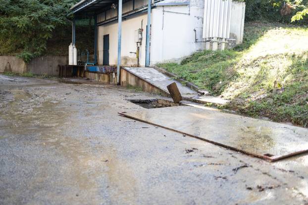 
Zagreb: Pukla cijev, voda prodrla u bolnički podrum u Rockefellerovoj