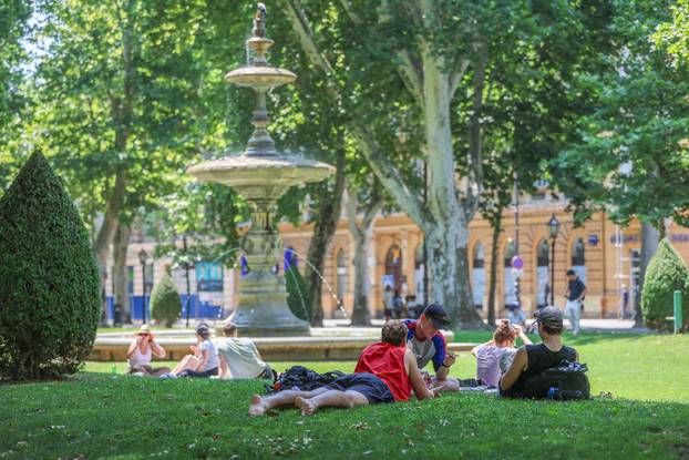 Zagreb: Centar grada tijekom blagdana, građani uživaju u hladu Zrinjevca