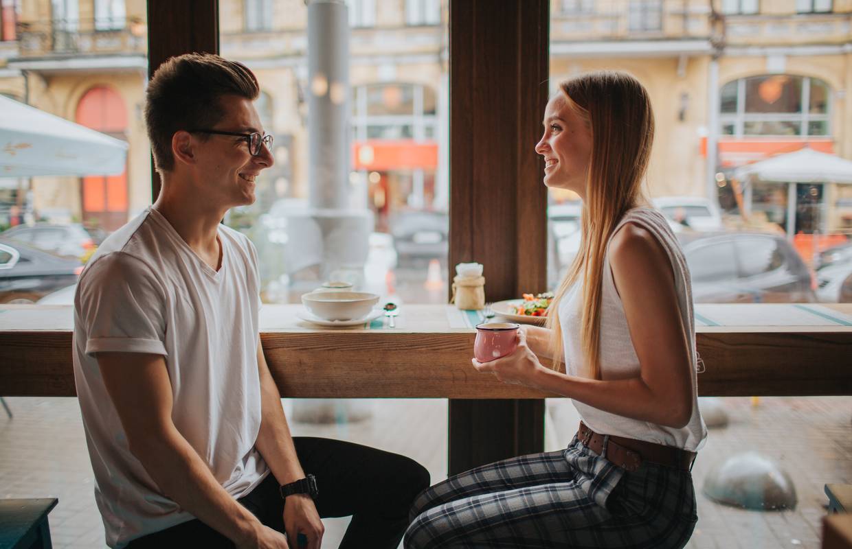 Kako zainteresirati djevojku: 7 zlatnih pravila za prvi razgovor