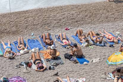 FOTO Gradska svakodnevica u Dubrovniku: Turisti se prže na suncu, gužvaju po centru grada