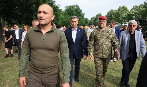 FOTO Svi&dstrok;a li vam se Anu&scaron;i&cacute;ev military look? Bio je jedini ministar bez odijela na Jarunu