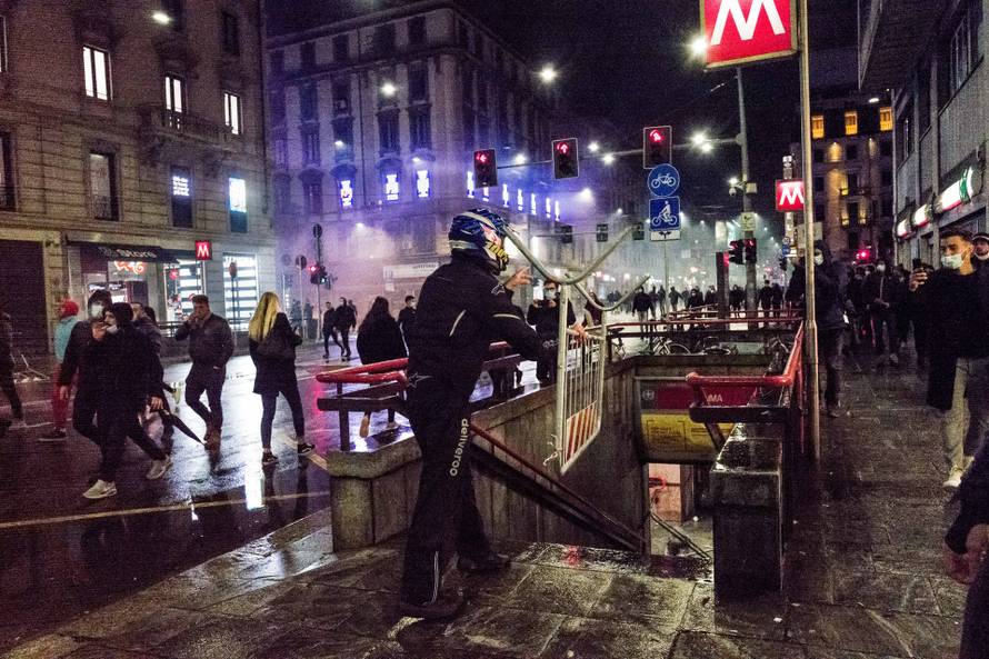 Milano. Manifestazione contro nuove norme COVID19 corso buenos aires palazzo della regione