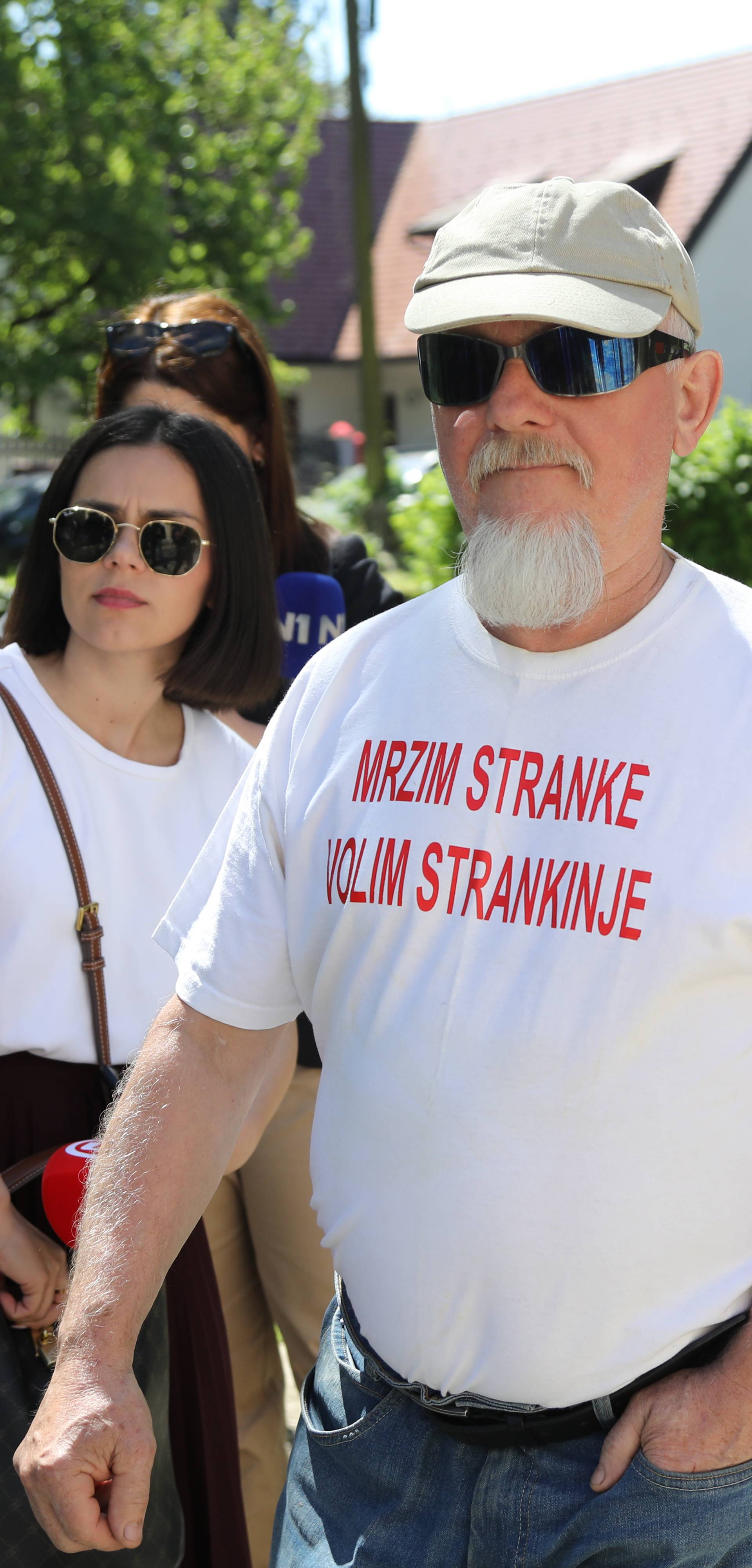 Samobor: Prolaznik iskazao politički stav zanimljivim natpisom na majici