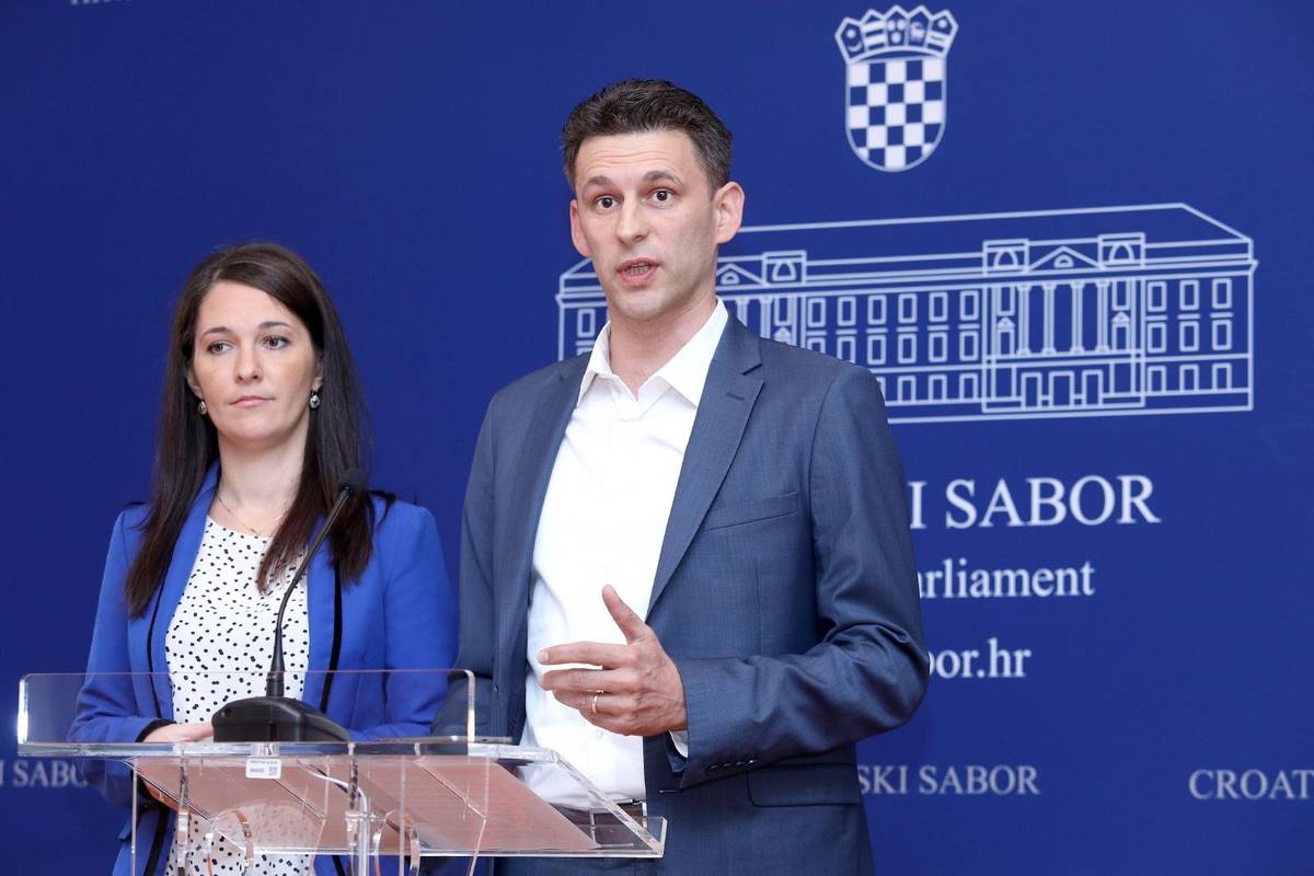 'Divjak treba dati ostavku jer više nema potporu učitelja'