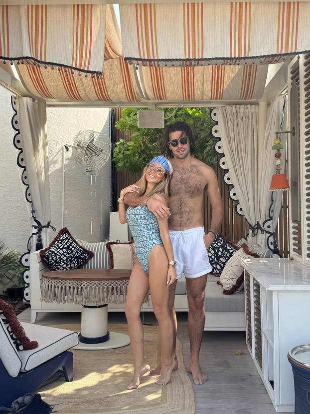 Za njih nema hladnoće i magle! Šime i Maja u badićima pozirali kraj bazena, 'padali' i zagrljaji