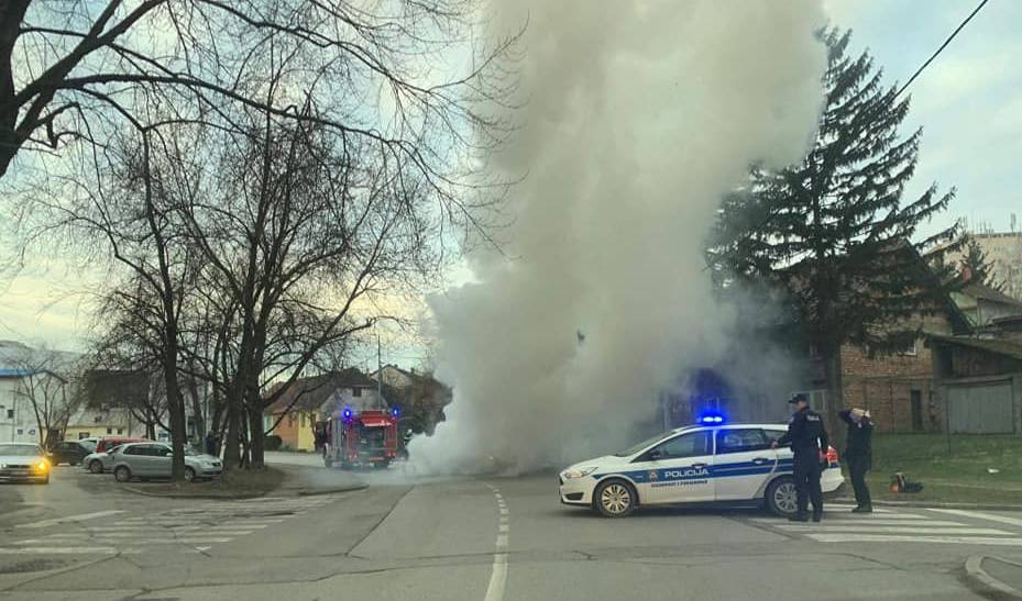 U Sisku se automobil zapalio u vožnji: Vozač izašao na vrijeme