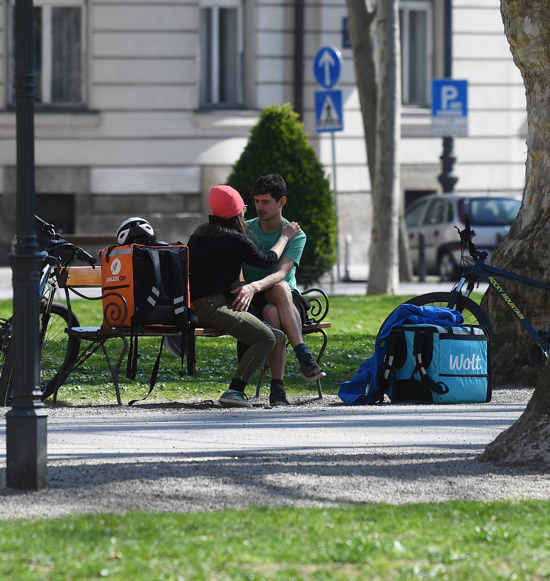 Zagreb: Ljubav između dostavljača na biciklima dvaju konkurentskih tvrtki