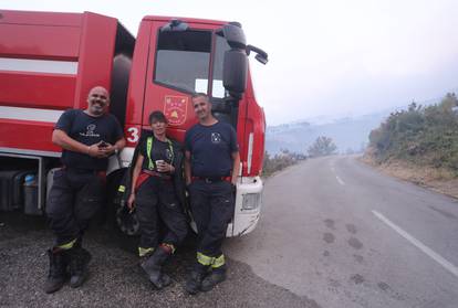 FOTO Umorni heroji: Vatrogasci dočekali jutro na požarištu, leže po travi, spavaju na klupama