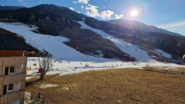 FOTO Hrvat otišao u Austriju: 'Platili smo skijanje, a snijega nigdje. Pa skijali smo na vodi!'