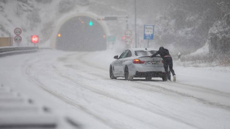 Oprez! Što nikako ne bi trebali raditi u vožnji po snijegu i ledu