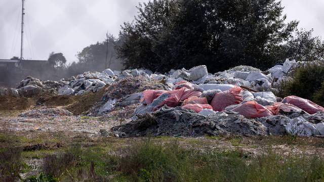 Osijek: Na požarištu tvrtke "Drava International" radni strojevi zatrpavaju  izgorenu plastiku