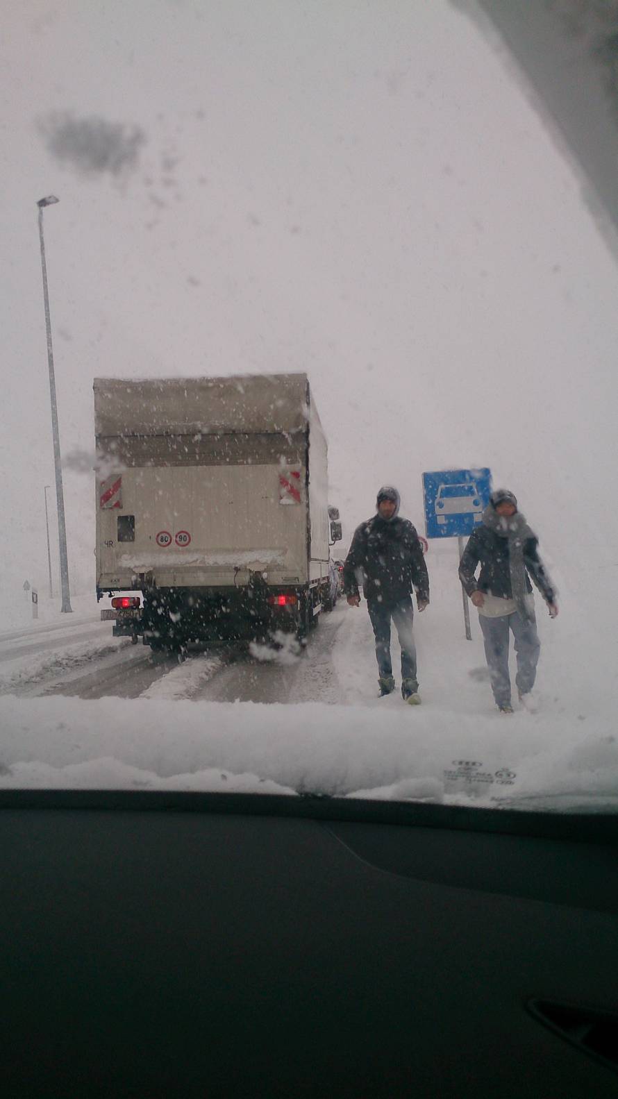 Snježni kaos: Neumorni vozači pomagali jedni drugima na putu
