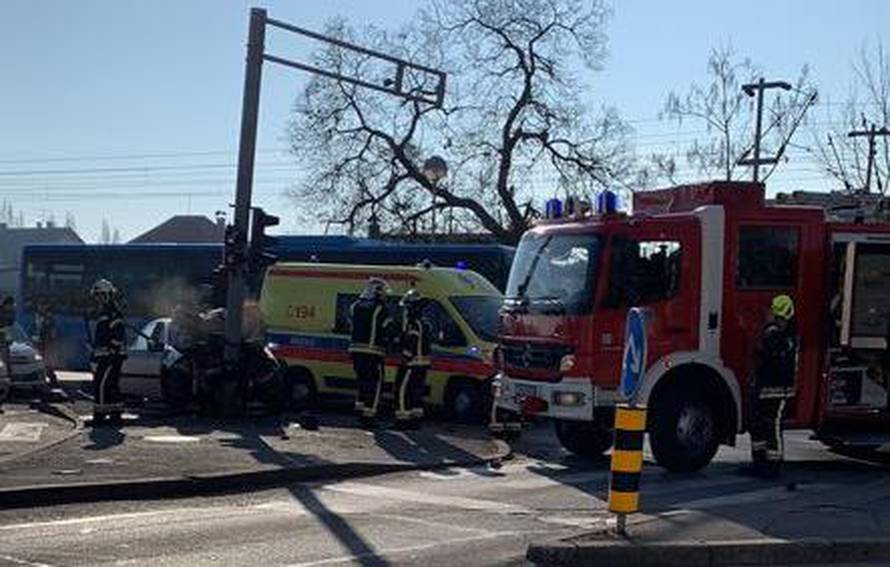 Užas na Aleji Bologne: Auto je smrskan, zabio se u semafor...