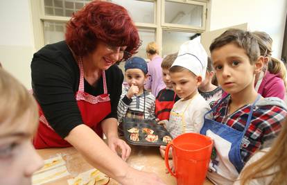 Kuhanjem i šivanjem djeca opet uče kako biti kreativna