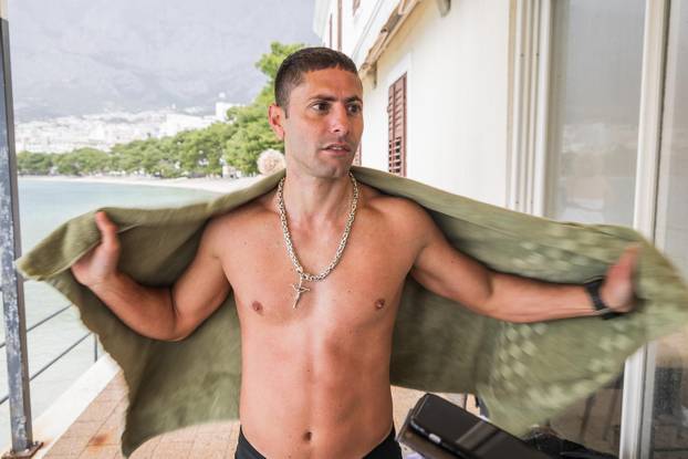 Makarska: Robert Tarčuki svaki dan se kupa unatoč zimi
