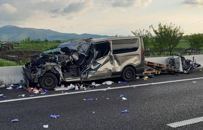 Policija o užasu na A3: Kombi udario u kamion pa u ogradu, u nesreći petero ozlijeđenih