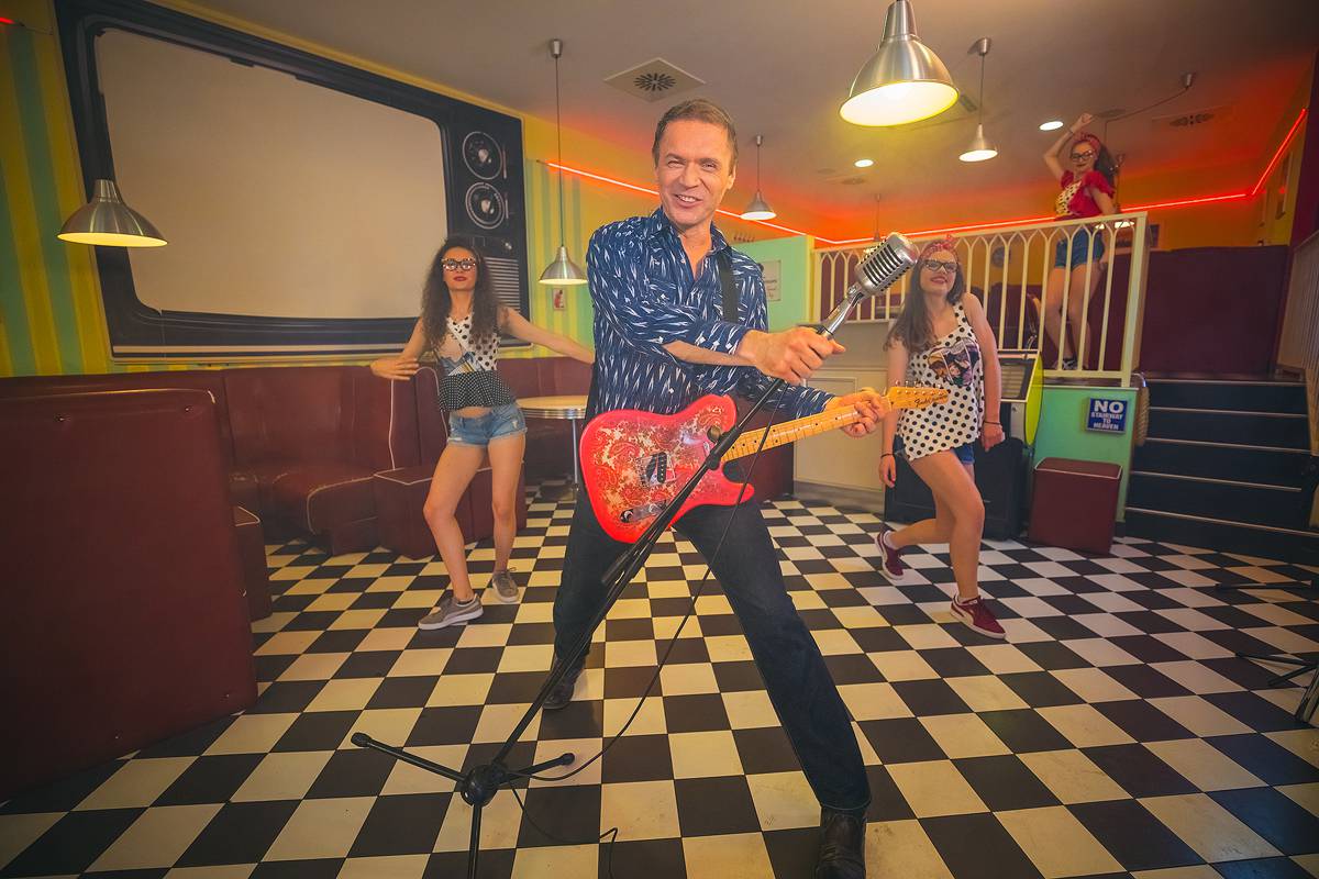 On je pravi 'mačo’: Robert Mareković na gitari pink boje