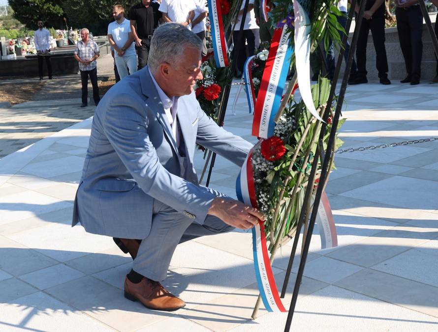 Šibenik: Položeni vijenci i zapaljene svije?e povodom obljetnice Oluje