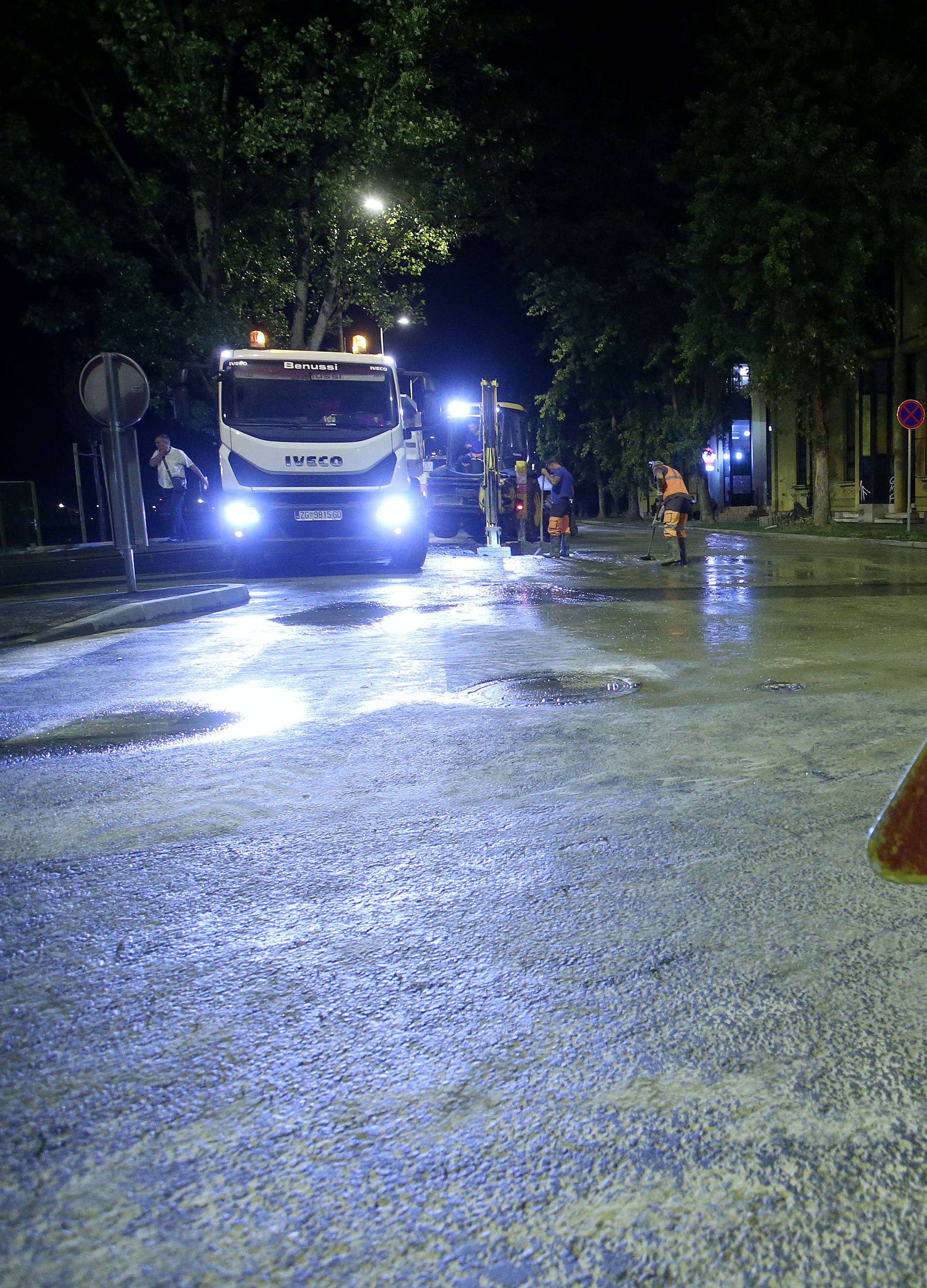 Pukla cijev i poplavila cijelu ulicu u zagrebačkom Vrapču