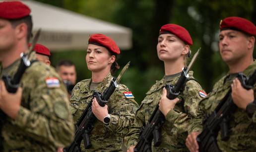 FOTOGALERIJA  Anušić i Kundid obišli pripadnike pješačkih postroja Hrvatske vojske