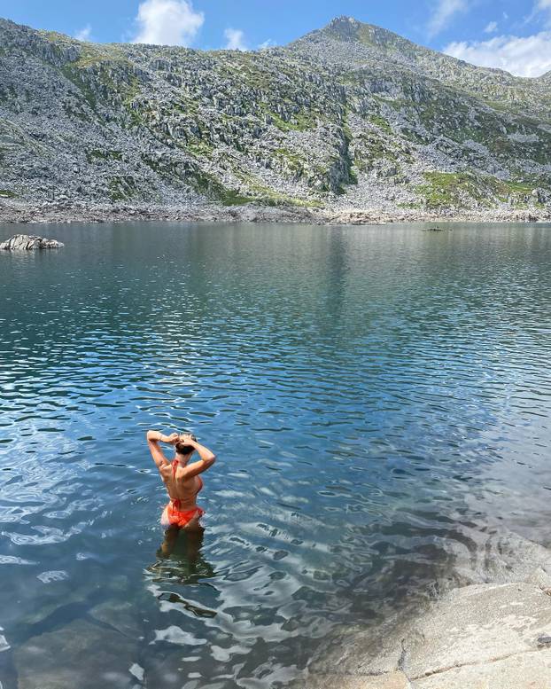 FOTO Britanska 'bomba' uživa na Ibizi: Skinula se u sićušni bikini i raspametila fanove