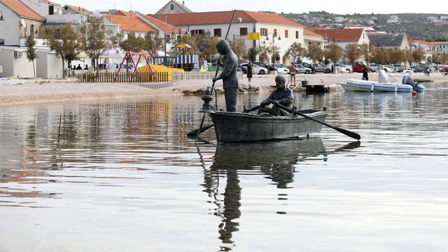 Primošten dobio spomenik koji prikazuje dva ribara u barci