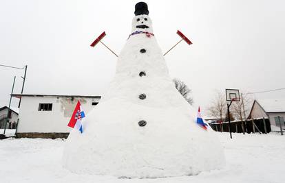 Radili su ga tri dana: Napravili snjegovića od čak  pet metara