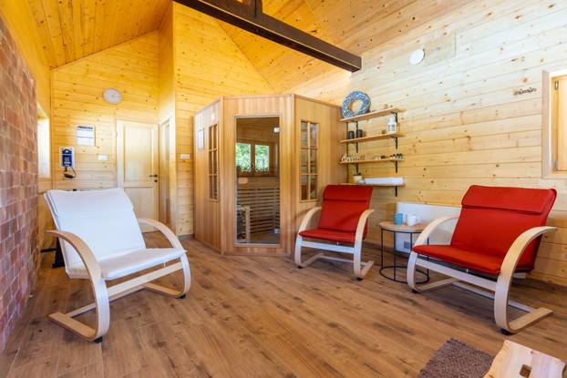 FOTO Kuću za odmor Mali Medo kod rodnog sela Nikole Tesle u Lici okružuje pravi prirodni raj