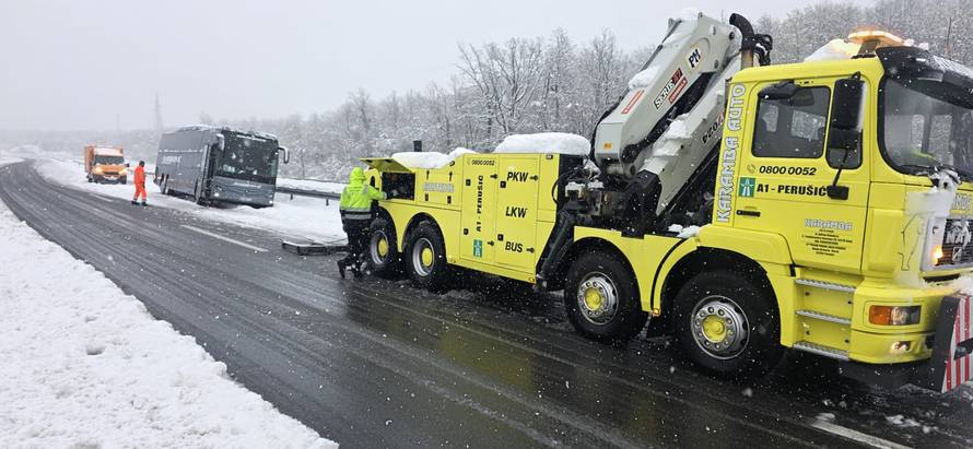 Autobus za Međugorje zapeo u snijegu na A1: 'Proklizao je kraj ograde, ali nastavili su svoj put'