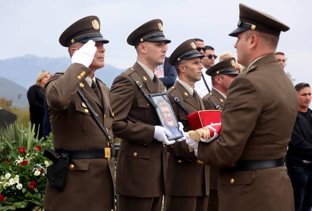 Posljednji ispraćaj Ante Ćorušića na groblju u Lovreću