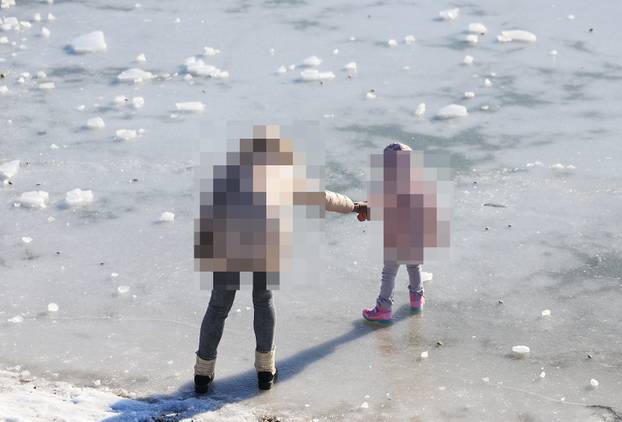 FOTO Kae s glavom: 'Hodali su zaleđenim Jarunom. Policija je bila i potjerala djecu i roditelje'