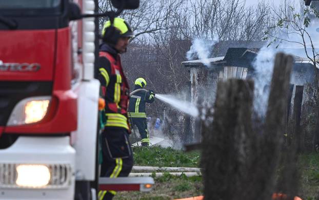 Zagreb: U skladištu guma u Zagrebačkoj ulici u Sesvetama izbio je požar