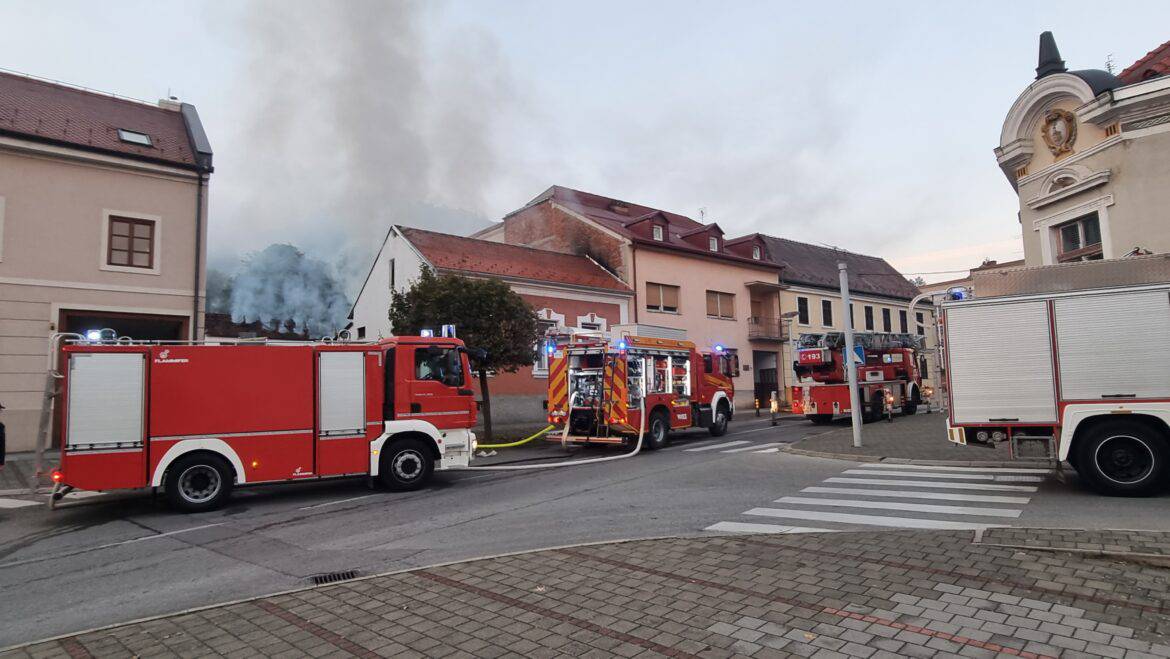 Požar počeo na krovu kuće, vatrogasci se bore sa stihijom