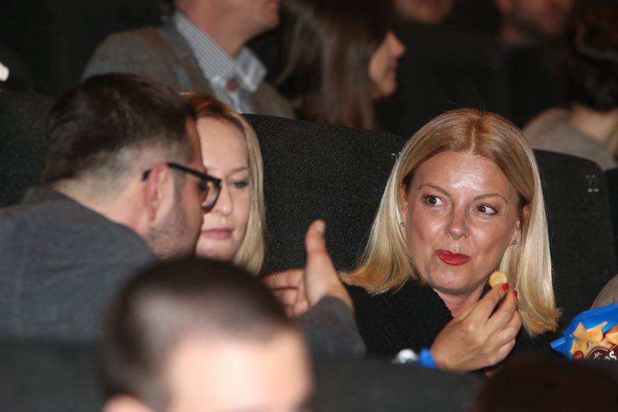 Savjetuje Kolindu, bacila se u turistički biznis i voli navijati