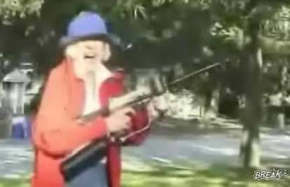 "Rambo-baka" oduševila se puškom za paintball