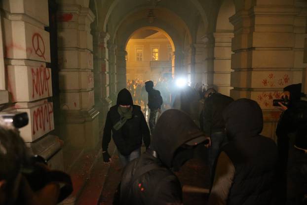 Nekoliko tisuća ljudi na prosvjedu u Novom Sadu