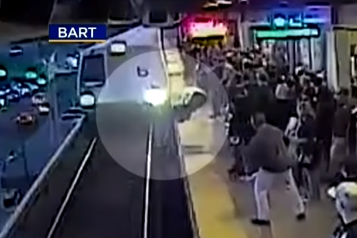 Video koji led krv: U zadnji ga je tren spasio od jurećeg vlaka