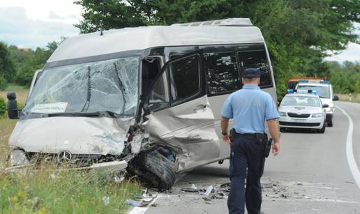 Nesreća: Sudarili se terenac i minibus, 13 ljudi je ozlijeđeno